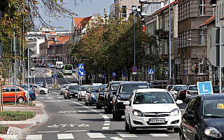 Coraz mniej ludzi, coraz więcej samochodów. W Olsztynie przybywa aut